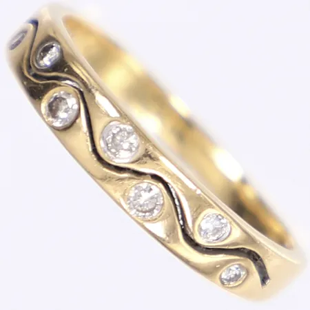 Ring med diamanter 3x ca 0,03ct, 2x ca 0,02ct, 2x ca 0,0ct, stl 18¼, bredd 2-4mm, bruksslitage, 18K Vikt: 3,2 g