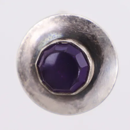 Ring med lila sten, nagg, stl 14¾, bredd 19,2mm, Alton, Falköping, år 1967, 830/1000 silver Vikt: 9,1 g