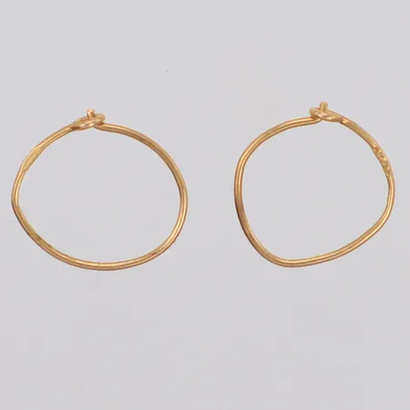 Ett par örhängen, Ø12,3mm, skeva 18K Vikt: 0,4 g