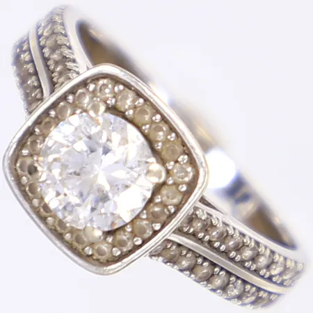 Ring med vita stenar, stl 16½, bredd 2-9mm, vitguld 9K Bruttovikt. 2,3g Vikt: 2,3 g