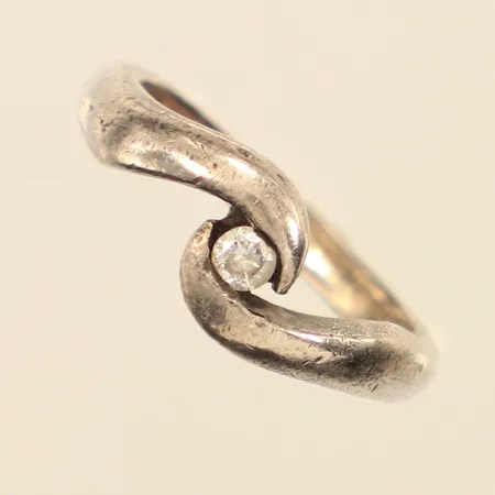 Ring med vit sten, stl 16, bredd 2,5-7mm, skev, 925/1000 silver  Vikt: 4,5 g