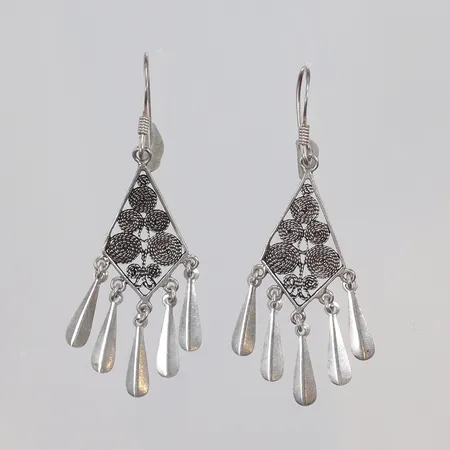 Ett par örhängen, längd 50mm, bredd 2-16mm, silver 925/1000 Vikt: 4,2 g