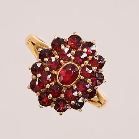 Ring, granater, Ø16¾, bredd:15mm, 18K 3,9g.