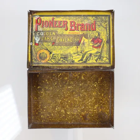 Plåtlåda Pioneer Brands, höjd: ca 3cm, bredd: ca 11,3cm, längd: ca 7,5cm, rostfläckar, bucklig 