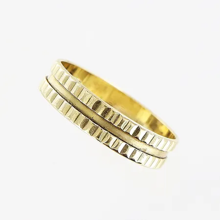 Ring, stl ca 16¾, bredd 4,5mm, skev, 8K.   Vikt: 1,4 g