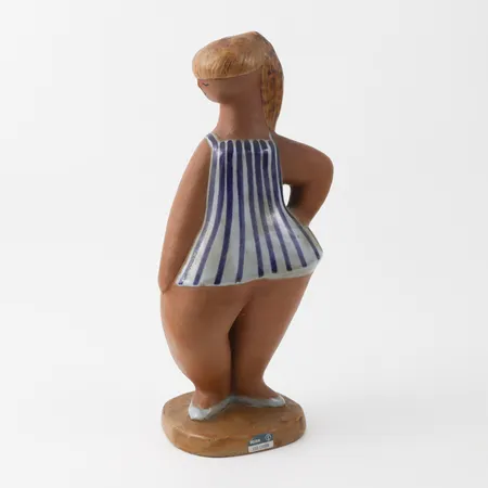 LISA LARSON. FIGURIN, stengods, "Dora", ur serien ABC-flickor, Gustavsberg, stämplad och etikettsignerad, färgfläck på armen se bild Skickas med postpaket.