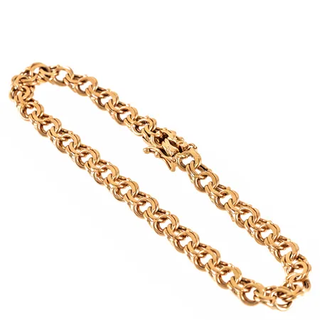Armband Bismarck i 18K guld. Det är 18 cm långt, 5,7 mm brett och väger 12,4g. Kistlås. Stämplad A10, BHG, 18K & kattfot.