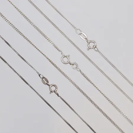 Tre kedjor, 42,5cm, 38cm, 41cm, bredd 1-1,5mm, Silver 925/1000 Vikt: 6,4 g