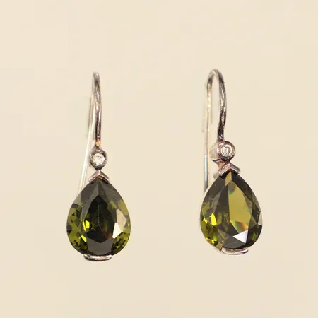 Ett par örhängen med vita samt gröna stenar, möjligen grön zirkon, ca 8x24mm, 925/1000 silver  Vikt: 3,6 g