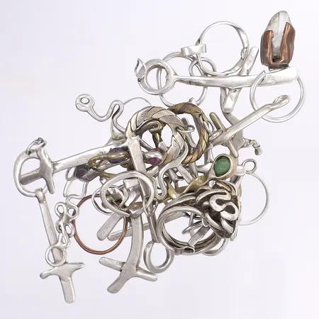 Diverse silver, delvis sten, delvis andra metaller, defekt, ostämplat silver Bruttovikt: 81g Vikt: 81 g