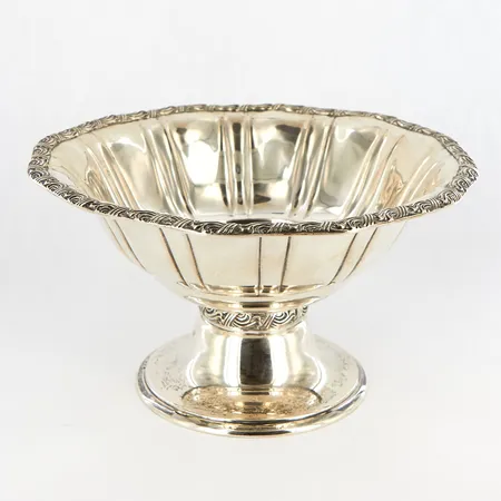 Skål på fot, Höjd: 13cm, Ø ca 23cm, silver 800/1000 Vikt: 369 g