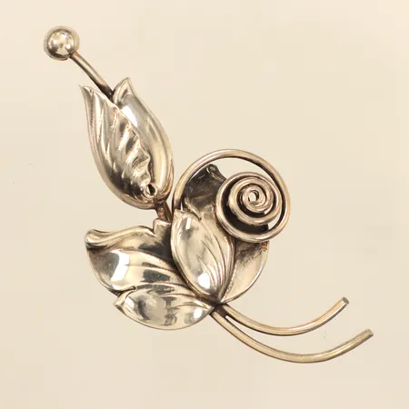 Brosch med blomdekor, ca 35x72mm, silver Vikt: 10,5 g