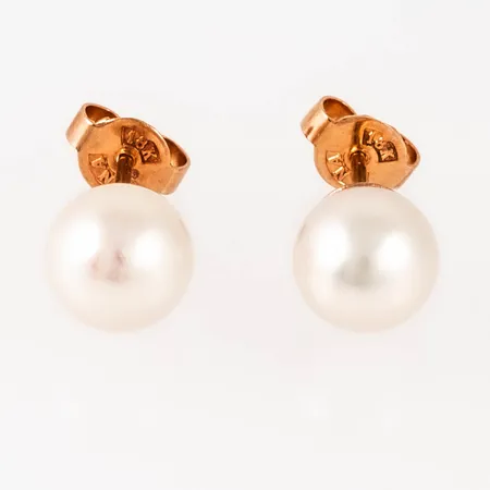 Ett par omaka örhängen i 18K guld med odlade vita pärlor Ø 8 mm. Olika kvalitet på pärlor varav en ¾ pärla. Bruttovikt: 2,3g. Ser likadana ut när man bär dem.