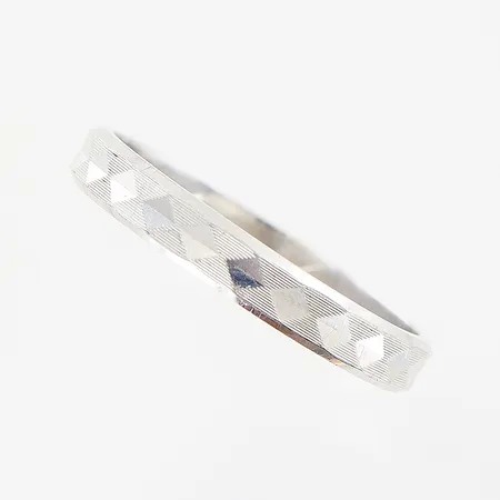 Ring stl 22¼, bredd 3,5mm, gravyr, vitguld, 18K. Vikt: 4,9 g