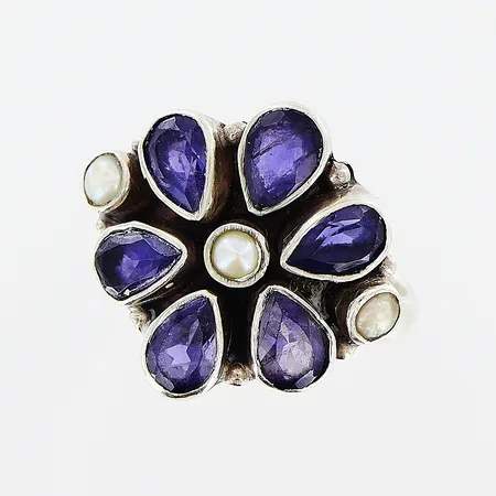 Ring stl 17, bredd 3-18mm, sötvattenspärlor, lila stenar, smärre nagg/slitage, silver 925/1000 Vikt: 4,5 g