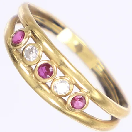 Ring med vita och röda stenar, stl 18, bredd2-6mm, bucklig, 14K Vikt: 1,1 g