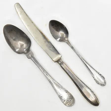 1 kaffesked, 1 dessertsked samt 1 smörgåskniv med fyllt skaft, längd 11-17 cm, bruttovikt 48,8g, silver.