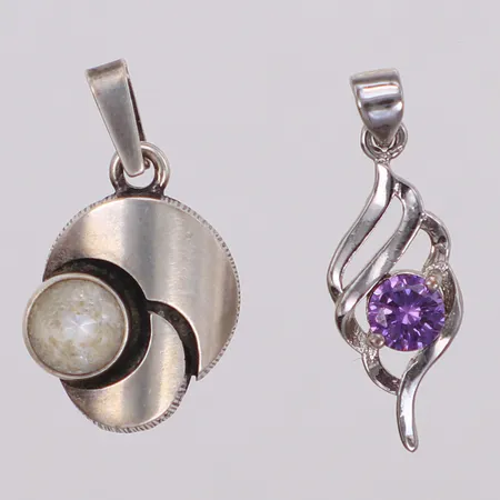 Två hängen, varav ena Finn Feelings, design Karl Laine,  925/1000 silver  Vikt: 4,2 g