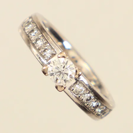 Ring med diamanter ca 1 x 0,28ct + 10 x 0,02ct, stora diamanten indikerar på syntetisk, stl 16, bredd ca 4mm, vitguld, gravyr, repig, 18K Vikt: 5,7 g