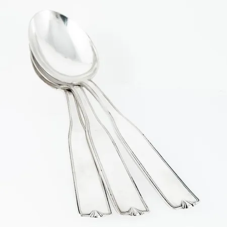 Tre bordsskedar i silver (830/1000). De är 20,5 cm långa och väger 252,4g tillsammans. Stämplade FLAVIA, Skellefteås stadsstämpel, kattfot, S, A9 (1951). 