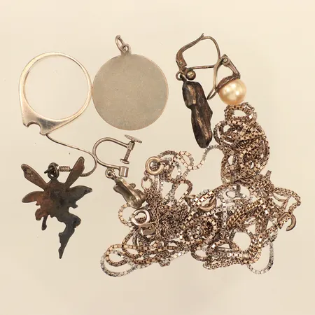 Diverse silversmycken, kedjor, skeva, ojämn, udda, pärla, gravyr, skadad, silver  Vikt: 29,4 g