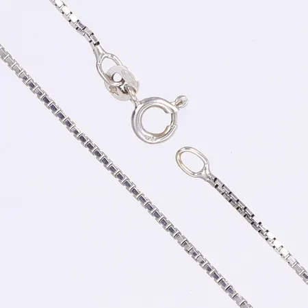 Halskedja rundad Venezia, 45,5cm, bredd 1mm, bucklig, vitguld 18K Vikt: 4,8 g