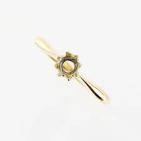Ring, stl 16¾, bredd 1,5mm, saknar sten, 18K.  Vikt: 2,8 g