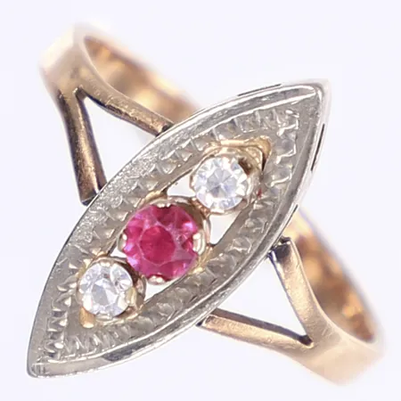 Ring med röd och vita stenar, stl 19¼, bredd 2-19mm, stämplad på utsidan av skenan, sovjetiska stämplar, 14K Vikt: 3,9 g