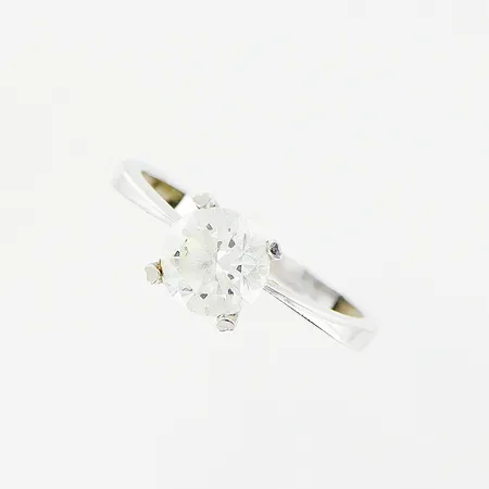 Ring, vitguld, vit sten, stl 17½, bredd 1,5-6mm, smärre skevhet, i behov av rodiering, 14K.  Vikt: 2,2 g