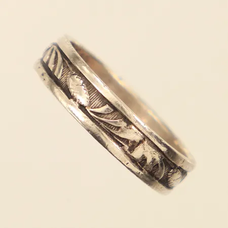 Ring med mönsterdekor, stl 17, bredd ca 5mm, gravyr, 830/1000 silver  Vikt: 3,1 g