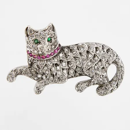 Brosch med gröna och röda stenar och ca 125 rosenslipade diamanter, mått 60x32, liten spricka på huvud mellan öronen, ostämplad, sannolikt silver Vikt: 28,4 g