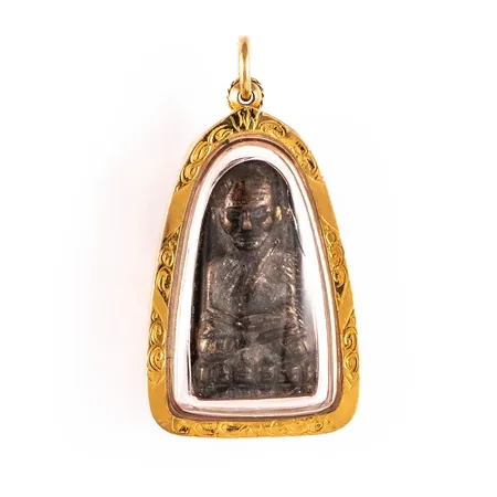 Hänge Buddha, folierad ram i 19,2K guld. Den är 25,5 mm bred, 48 mm lång inkl. ögla. Bruttovikt: 25,0g. Liten spricka i plexiglas. 