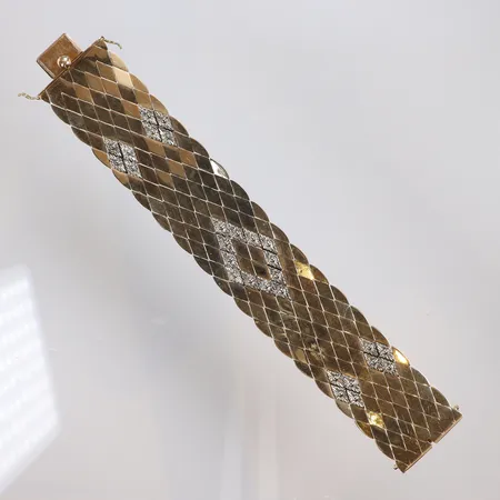 Armband med mönster. 19cm, bredd 31mm, 18K  Vikt: 65,3 g