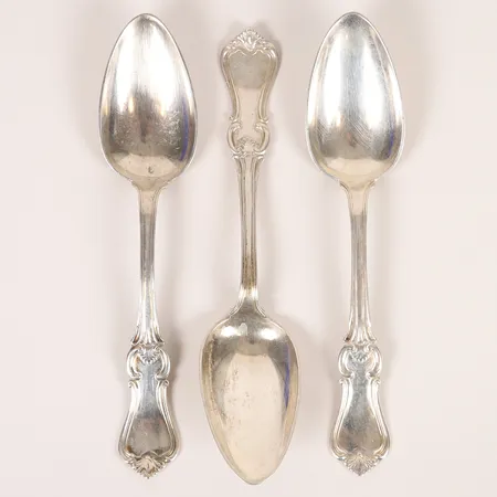 Tre matskedar med monogramgravyr, modell Olga, J.B. Holm, 1855, längd 21,5cm, Silver.  Vikt: 193,3 g