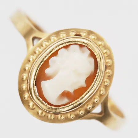 Ring med snidad snäckskalskamé, stl: 16½, något skev skena, 18K guld Vikt: 1,2 g