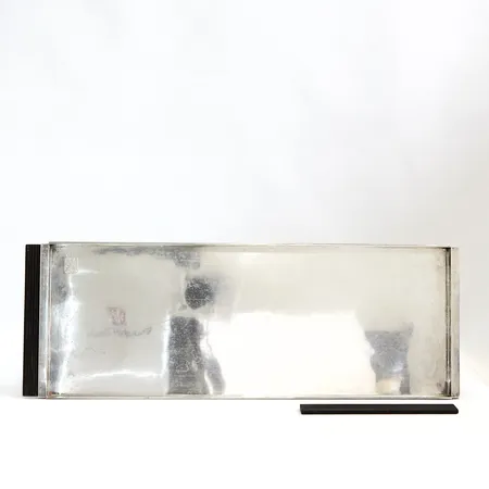 Bricka Wiwen Nilsson, år 1946, längd: 53cm exklusive handtag, bredd: 19,5cm, Höjd: 1,5cm, handtag i ebenholts, ena handtaget defekt, gravyr undertill, Vapensköld, bruksrepor, silver 925/1000 Vikt: 1260 g