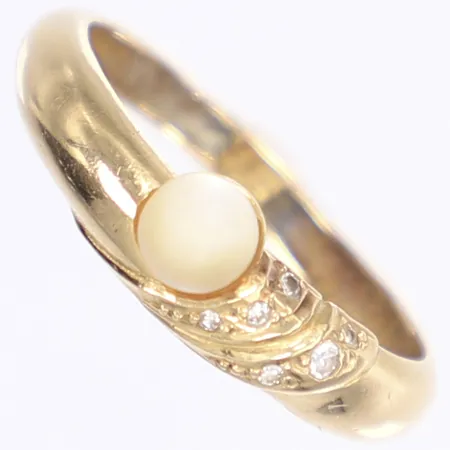 Ring med pärla, stl 17¼, bredd 2-4,5mm, skev skena, 18K  Vikt: 2 g
