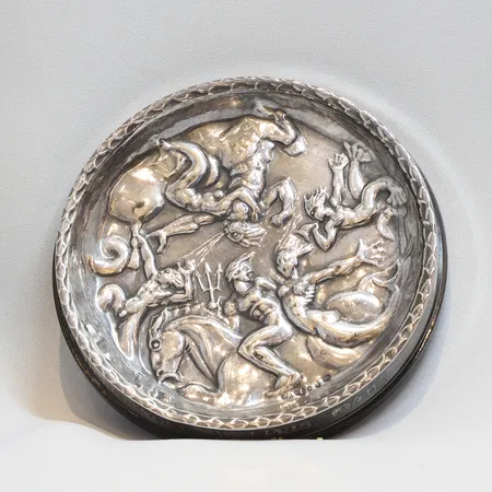 Askfat "Vindarnas lek" efter Carl Milles, Ø12cm, GAB, silver och bakelit, gravyr, 830/1000 silver, bruttovikt 119,3g Vikt: 119,3 g