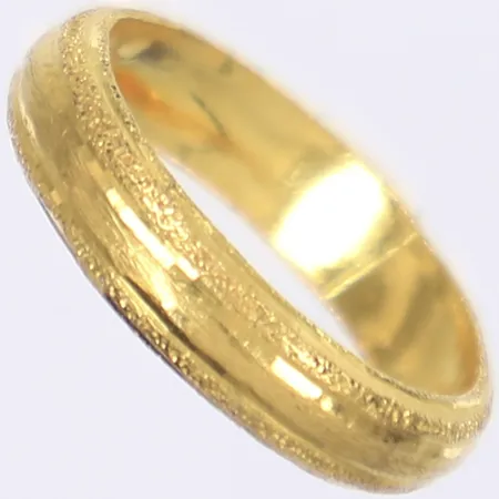 Ring, stl 16¼, bredd 4mm, 23K Baht Vikt: 1,9 g