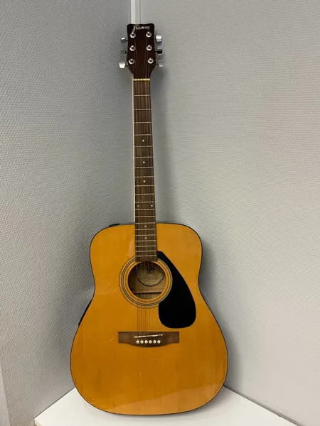 Halvakustisk gitarr, Framus classic, modell IDEAL FRA TEXAN NTE, made in China, mjukt gigbag Skickas med postpaket.
