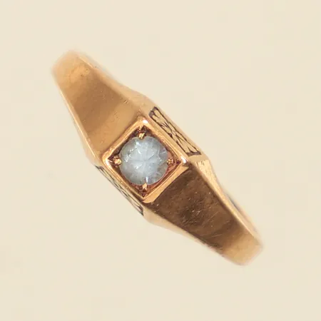 Ring med blå sten, stl 16½, bredd 1,7-5,7mm, 14K  Vikt: 2,1 g
