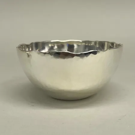 Skål, höjd 60mm, Ø12cm, hamrad dekor, signerad Ray Urban, år 2022,  graverad SEB undertill, 925/1000 silver  Vikt: 335,3 g