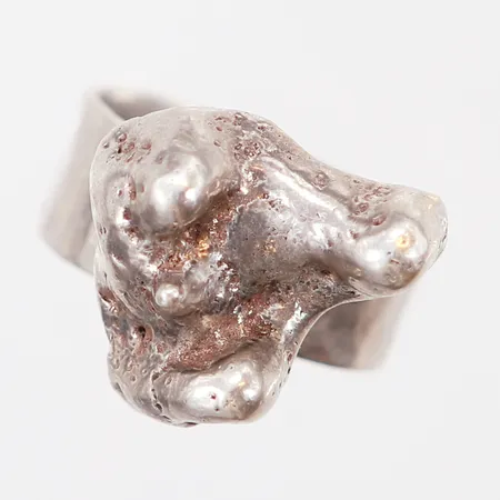 Ring, stl 17½, bredd: 8-16,5mm, silver ostämplat 830/1000 Vikt: 15,3 g