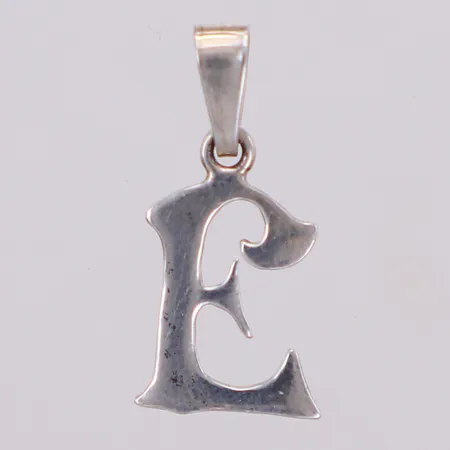 Hänge bokstav E, längd 19,8mm, bredd 9,6mm, 925/1000 silver Vikt: 0,5 g