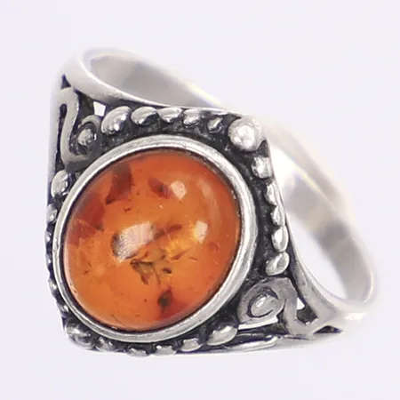 Ring med brun sten troligen bärnsten, stl 17½, bredd 2-15mm, stämplad på utsidan av skenan, silver 925/1000 Vikt: 2,7 g