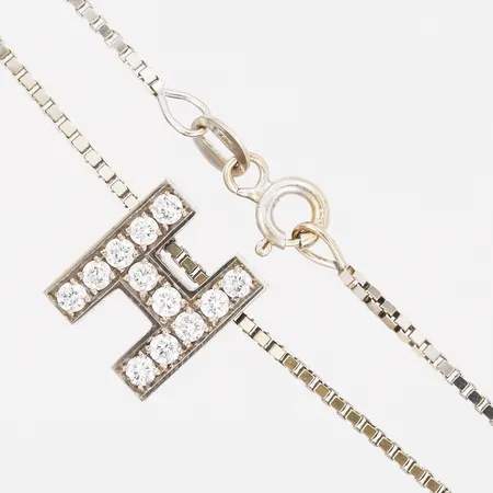 Collier med integrerat hänge i form av ett H med briljantslipade diamanter, 12 x ca 0,03ct, kvalitet ca TW-W(G-H)/VS, längd på kedja 38cm, höjd på hänge 12mm, 18K vitguld Vikt: 9,8 g