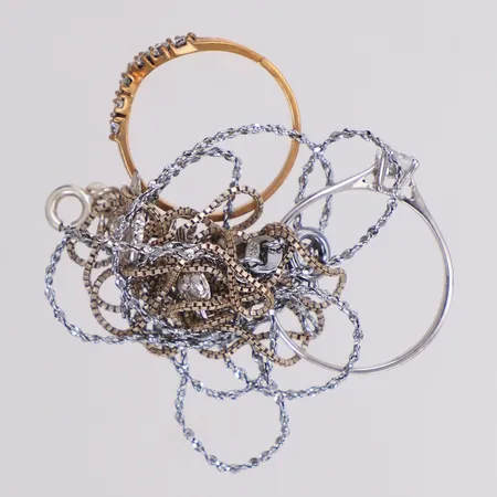 Diverse silver, vita stenar, förgyllt silver  Vikt: 8,5 g
