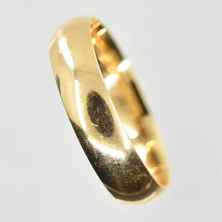 Ring, stl 19¾, bredd 5 mm, gravyr, 18K. Vikt: 4,8 g