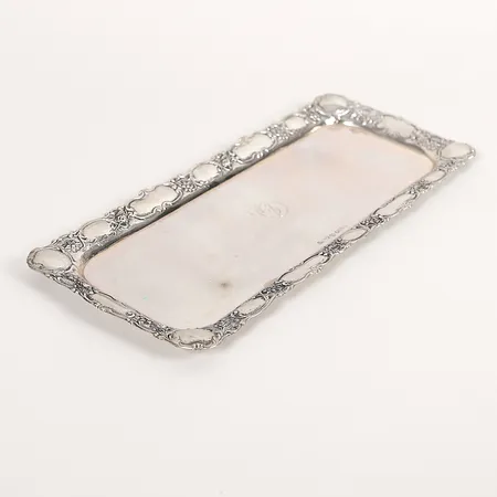 Bricka med organisk dekor i relief, Gewe Silvervarufabriken AB, Malmö år 1967, höjd: 1,3cm, längd: 33cm, bredd: 14,5cm, monogramgravyr, silver. Vikt: 440 g
