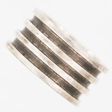 Ring, stl: 17¾, bredd 1cm, 925/1000 Silver.  Vikt: 5,2 g
